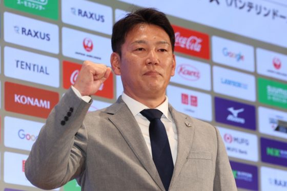 取材に応じる侍ジャパン・井端弘和監督【写真:加治屋友輝】