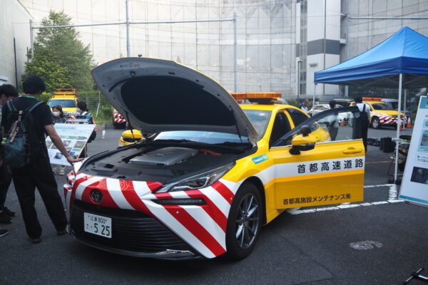 「首都高点検・補修デモ 2025」の様子。写真はトヨタ「ミライ」ベースの事業用車(乗りものニュース編集部撮影)