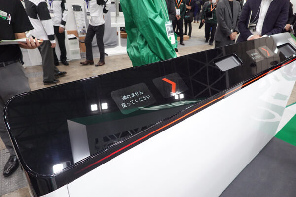 NECの顔認証技術を使ったウォークスルー改札。鉄道技術展2025のJR東日本メカトロニクスブースで（乗りものニュース編集部撮影）