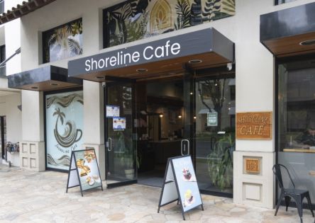 カラカウア通り沿いに登場した「ショアライン・カフェ」でこだわりのコーヒーとアサイボウルを