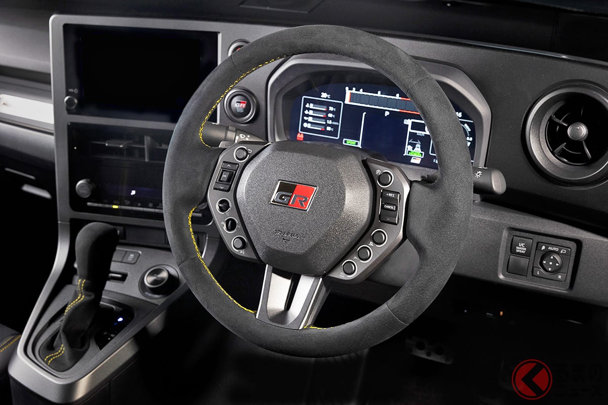  スエードの専用ステアリングホイールも超精悍！ 