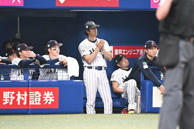 ベンチから中日戦の戦況を見守ったドジャース・大谷翔平(中)