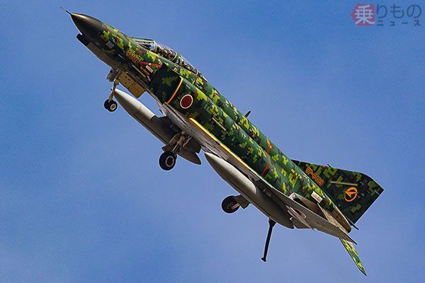 旧軍カラー？ 暗緑色迷彩のF-4が話題に あの色にはどのような意味が