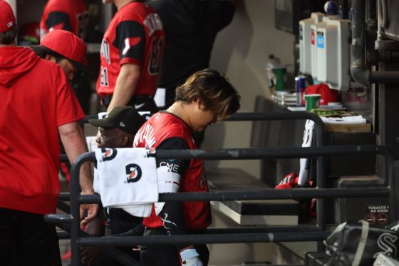右足を負傷しうつむきながらベンチに下がるWソックス・村上宗隆【写真:アフロ】