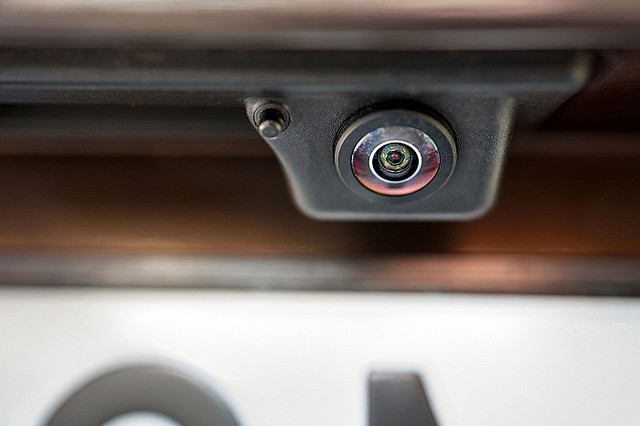 車のバックモニターが義務化へ 消費者への影響は?