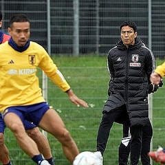 W杯くんの 日本代表に 降臨 した長谷部と長友の再会シーン ライブドアニュース W杯くんの 日本代表に 降臨 した長谷部と長友の再会シーン ライブドアニュース