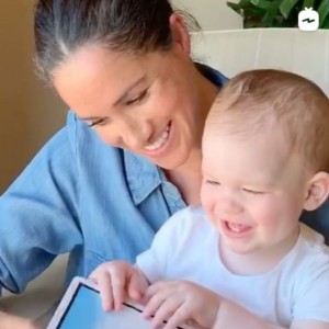 絵本を読み聞かせるメーガン妃(画像は『Save The Children UK 2020年5月6日付Instagram「Meghan, The Duchess of Sussex reads “Duck! Rabbit!” for Archie’s birthday」』のスクリーンショット)
