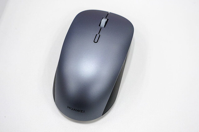 ファーウェイ、手触りのよい無線マウスと16型ノートPCが入るバック