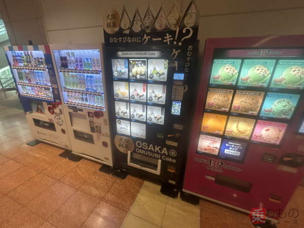 羽田空港第2ターミナルの「OMUSUBI Cake」自販機（グルメ満二郎撮影）。