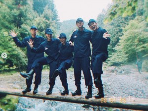 『教場』後編でのオフショット:中央が大島優子(画像は『Yuko Oshima 2020年1月6日付Instagram「ドンっっっっっ 駐車場で挟まれたときの撮影はこんな状態でした」』のスクリーンショット)