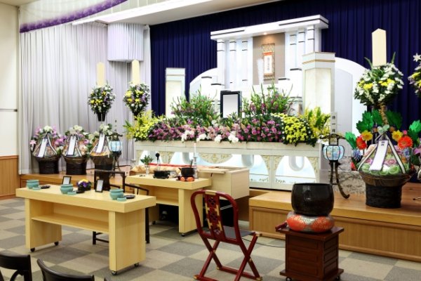 お通夜で「ゴールへ向かって頑張ろう！」　後輩の葬儀が“宗教の決起集会”だった