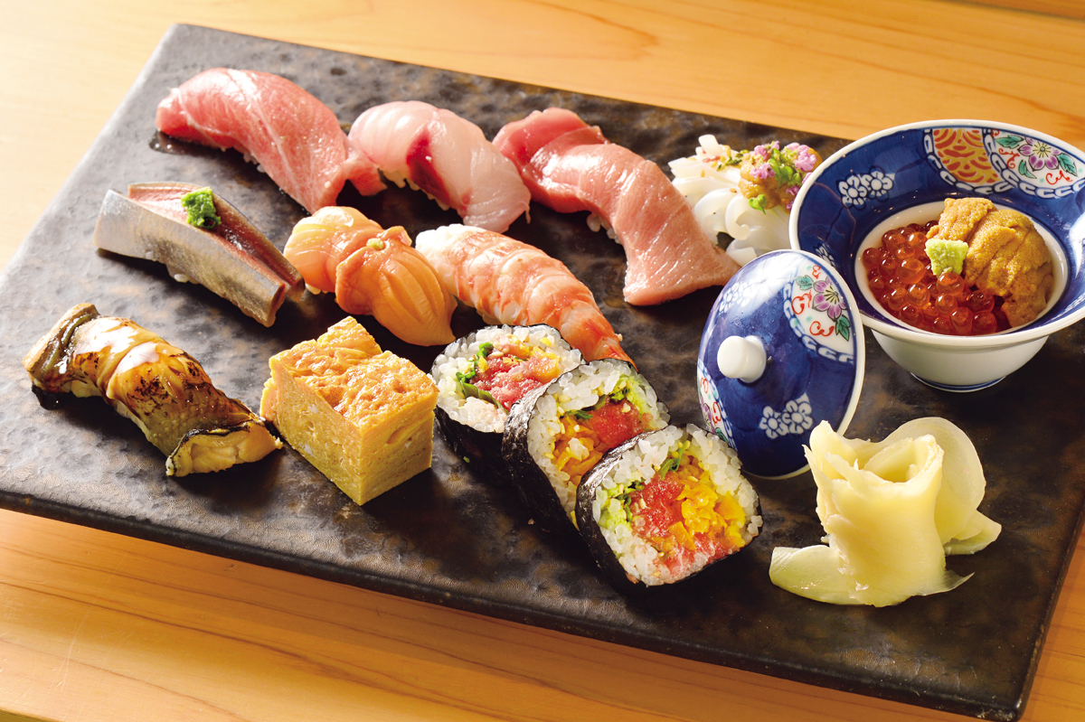 『鮨聖（すしきよ）』にぎり（特上）　6600円　包丁を入れてから湯引きした白イカは見た目にも華やか。サンマには生姜とネギの薬味を合わせて爽やかな味わいに。穴子の口溶けも抜群だ。巻物はマグロを叩き千本漬けを仕込んだトロたく