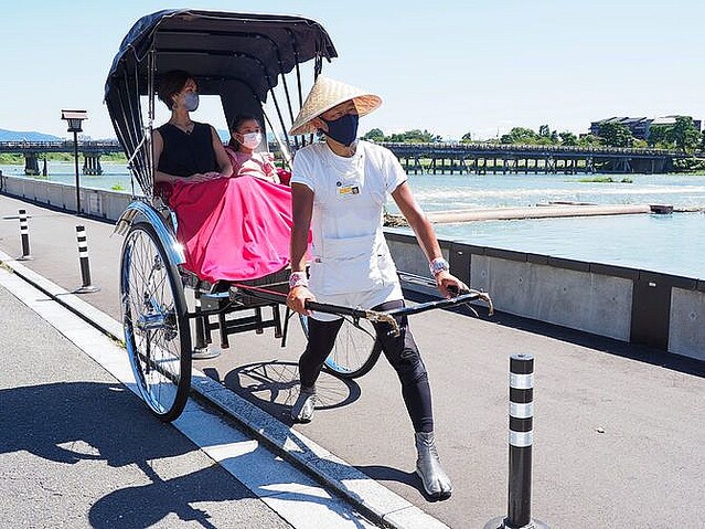 200kgの車体を引いて毎日20km以上走る｣最年長52歳の人力車夫がこの仕事