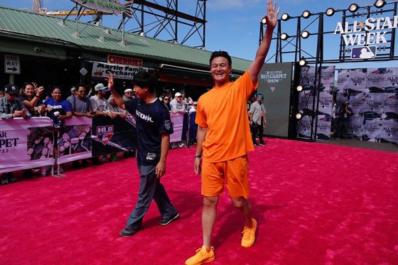 レッドカーペットショーに登場したお笑いコンビ「ティモンディ」の2人【写真：小谷真弥】