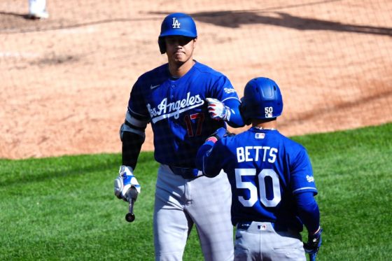 犠飛を放ちグータッチするドジャース・大谷翔平（左）とムーキー・ベッツ【写真：黒澤崇】
