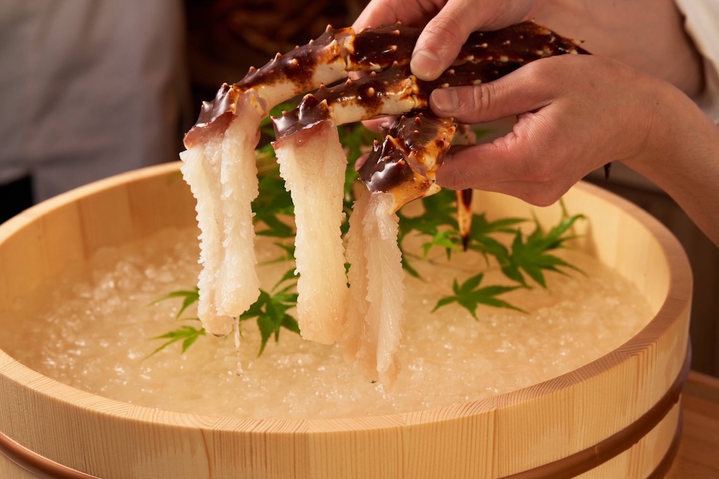 専属料理人が目の前で捌く圧巻のライブ感! わずか2室の活け蟹専門店が誕生(東京・麻布十番)