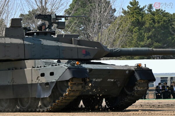 西部方面隊創隊70周年記念行事で展示された西部方面戦車隊の10式戦車（伊藤洋平撮影）