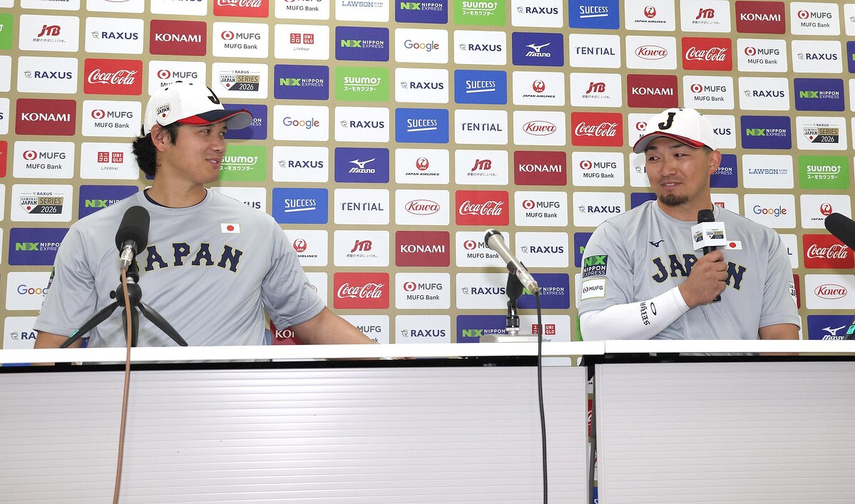 鈴木（右）と笑顔で会見する大谷