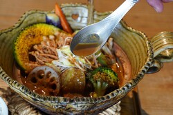 
			うまみが凝縮した土鍋スープカレーがウリ。代々木上原の間借り店が、待望の実店舗をオープン！（東京・神泉）
		