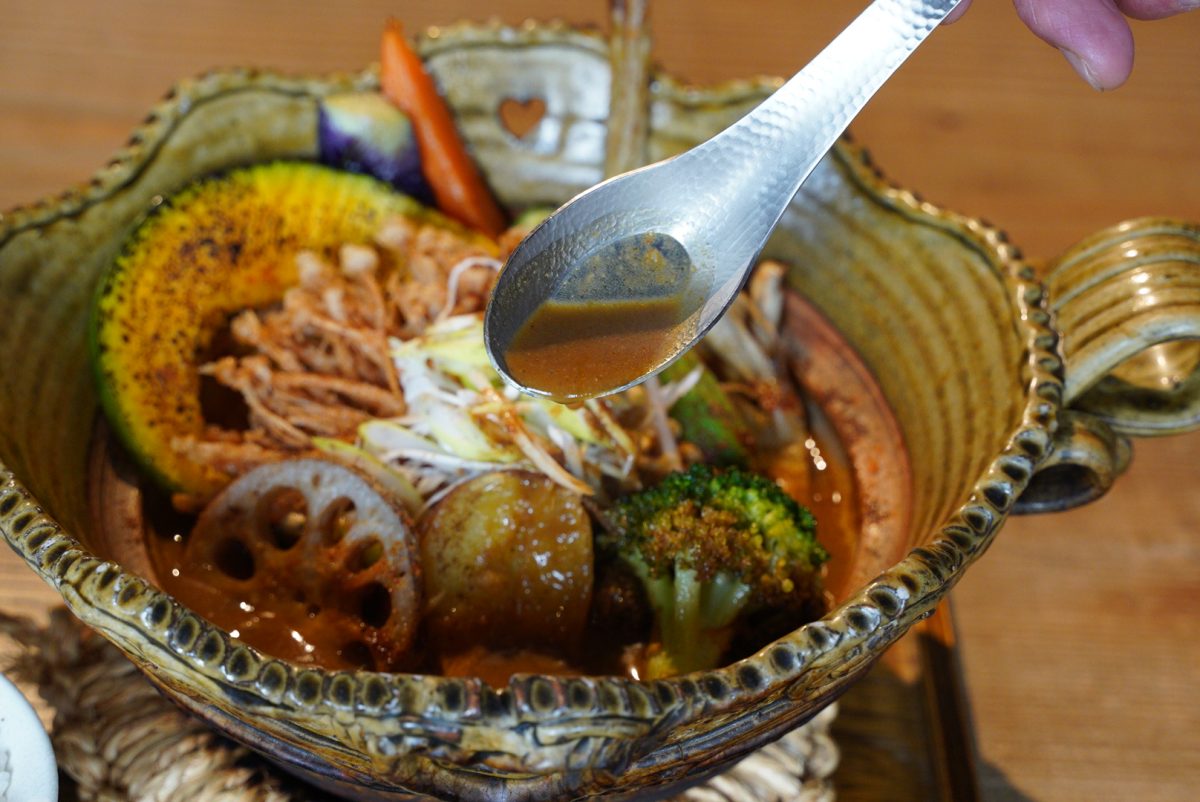 うまみが凝縮した土鍋スープカレーがウリ。代々木上原の間借り店が、待望の実店舗をオープン!(東京・神泉)