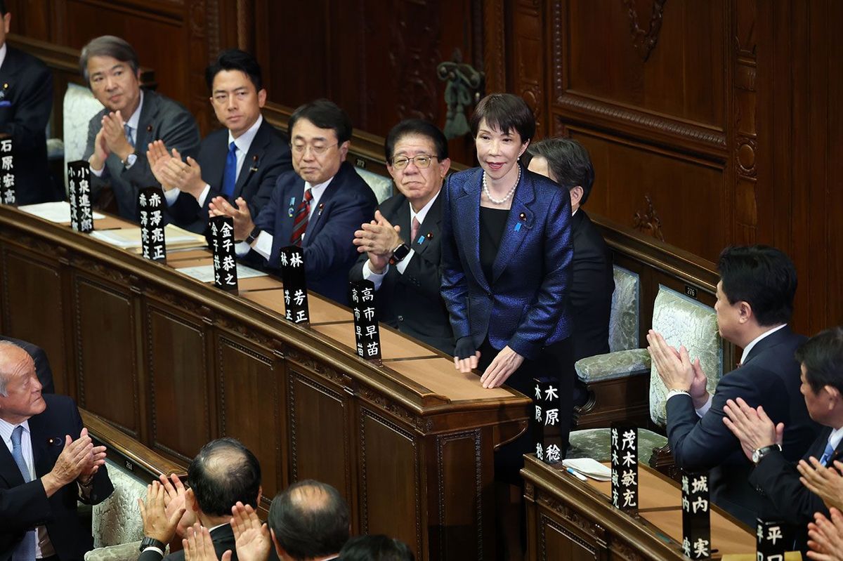 衆院本会議で第105代首相に指名された自民党の高市早苗総裁（中央右）＝2026年2月18日午後、国会内