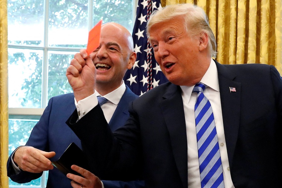 アメリカのドナルド・トランプ大統領がFIFAのジャンニ・インファンティーノ会長を擁護【写真:ロイター】