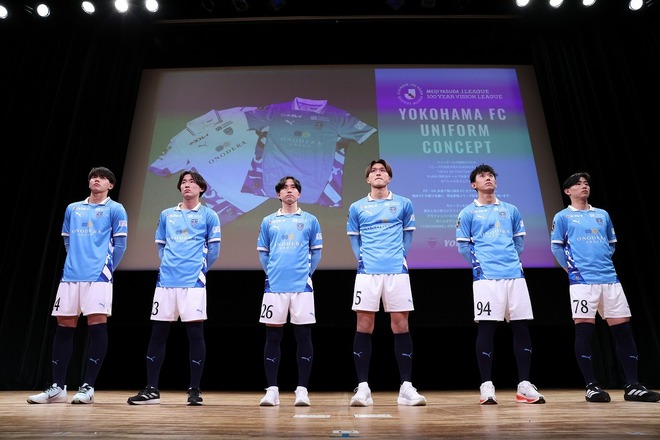 須藤新体制で攻撃的なサッカーが注目される横浜FC。細井（５番）は大卒１年目ながら主将の大役を担う。写真：滝川敏之