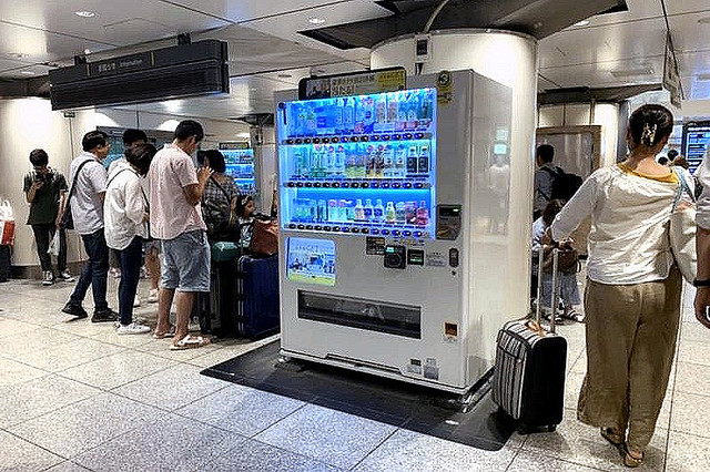駅構内に設置した自販機は販売頻度が高い(イメージ)