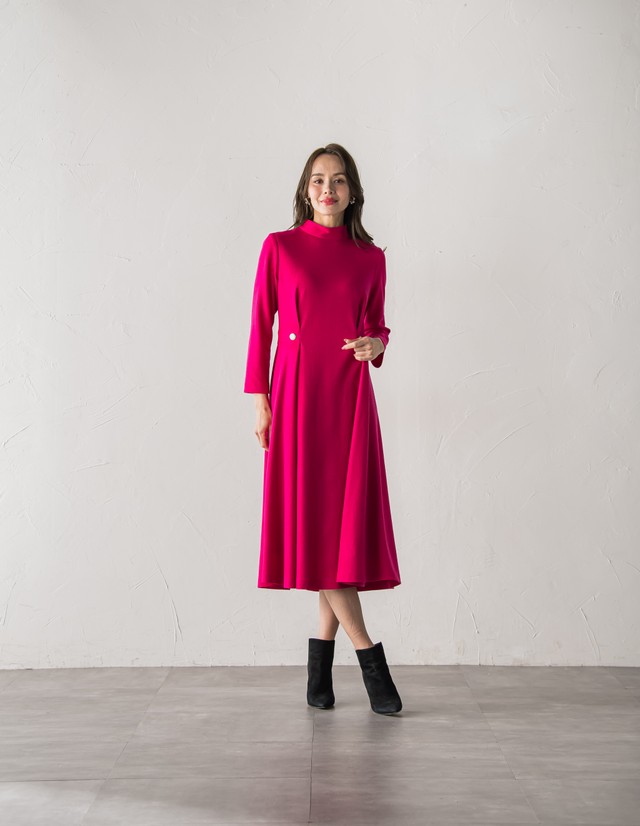 Viaggio Blu（ビアッジョブルー）のルミナリー圧縮スムースワンピース（ジャヴァコーポレーション提供）