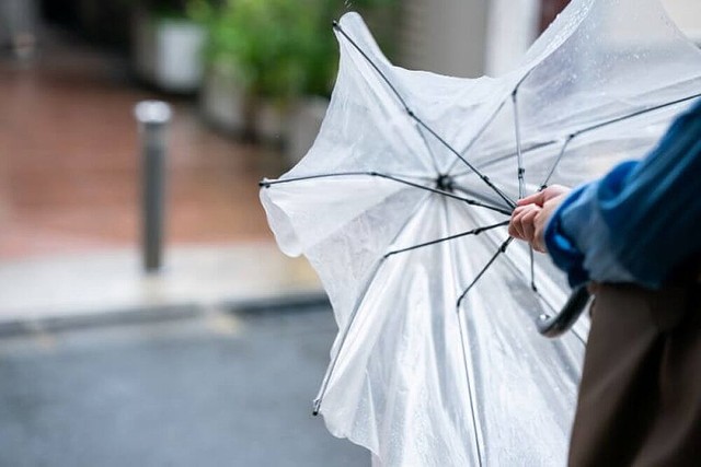 台風の「吹き返し」って何?クルマが転倒する恐れがある風速は何メートル? - ライブドアニュース
