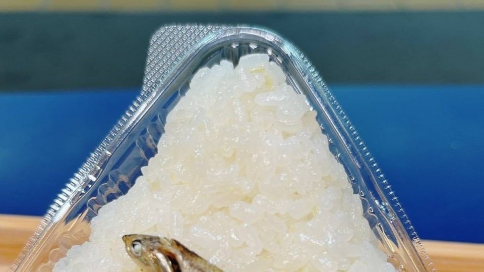 香川の駅構内で販売されている「塩むすび」一風変わった?