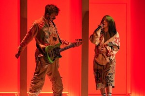 兄フィネアス(左)もビリーの誕生日を祝う(画像は『FINNEAS 2020年11月23日付Instagram「Articles, Articles, Articles」』のスクリーンショット)