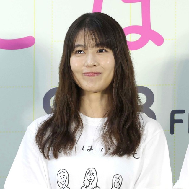 有村架純さんが釜山国際映画祭のオフショットを公開、黒ドレス姿に反響