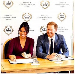 �إ�꡼�����׺ʡ��Хå��󥬥���¤Υ��ե�����3�������ĺ��ءʲ����ϡ�The Duke and Duchess of Sussex��2019ǯ10��25����Instagram��Having attended the 10th Annual One Young World opening ceremony on Tuesday, The Duchess of Sussex was joined today by The Duke of Sussex for a round table discussion on gender equity with OYW and Queen��s Commonwealth Trust young leaders.�ס٤Υ����꡼�󥷥�åȡ�
