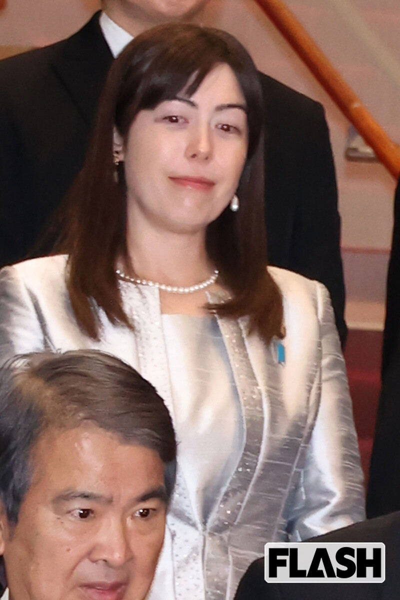 内閣入りをはたし、ひな壇に並ぶ小野田紀美経済安保担当相(写真・長谷川 新)