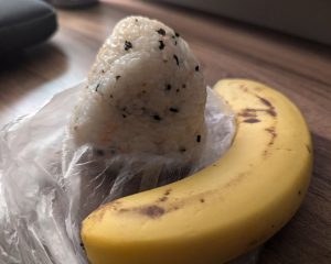 炊き出しでもらったおにぎりとバナナ