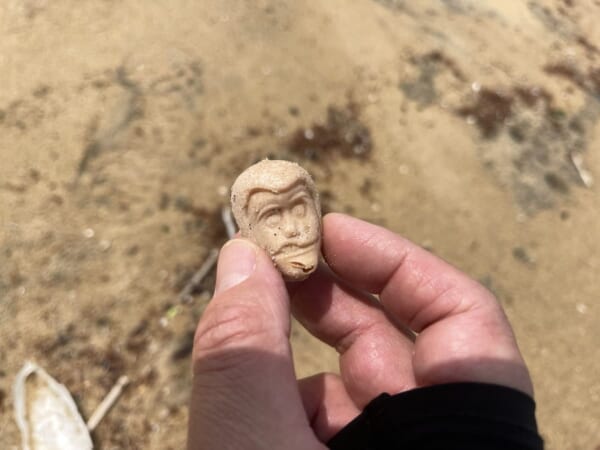 海辺で3度拾った頭だけルパン 不気味すぎるフィギュアの正体は”昭和のハズレ景品”