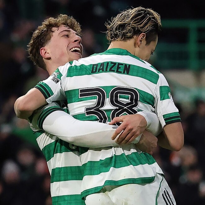 前田と抱き合うエンゲルス。(C)Getty Images