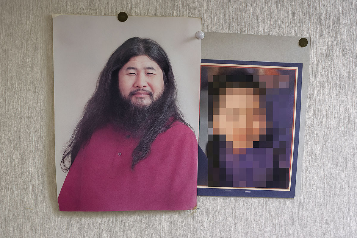 アレフの複数施設で麻原彰晃と、後継とうわさの次男の写真が並べて飾られていることが発覚（公安調査庁提供）