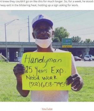 仕事を求めて街頭に立つ男性(画像は『InspireMore.com 2020年8月10日付「Homeless Handyman Lands Job After Holding Sign For Hrs In Kentucky Heat.」(YouTube)』のスクリーンショット)