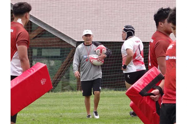 菅平合宿で檄を飛ばすエディー・ジョーンズHC【写真：吉田宏】