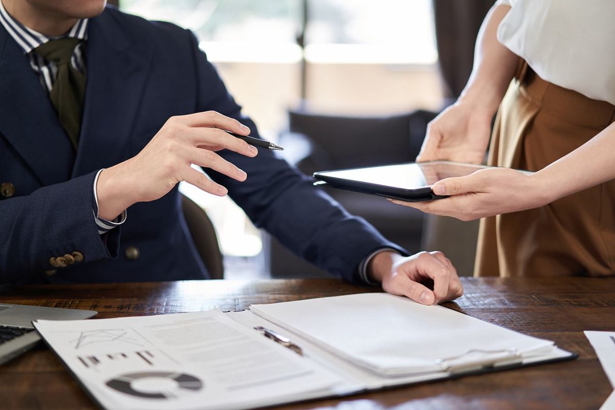 会話する上司と部下