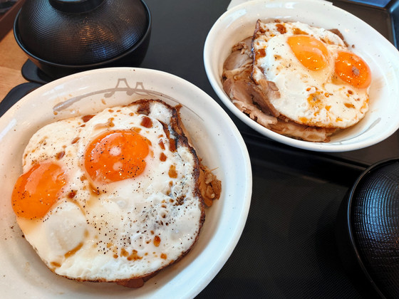 ご当地キティ　今治限定　焼豚玉子飯　根付　10個 今治焼豚玉子飯（880円）」 2025年7月29日発売、松屋の新商品
