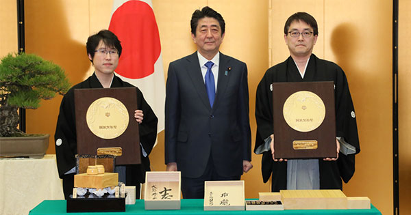 将棋の羽生善治永世7冠と囲碁の井山裕太7冠に、国民栄誉賞が贈られた。そもそも、国民栄誉賞に縁がある人とない人の違いとは何なのか Photo:首相官邸HP