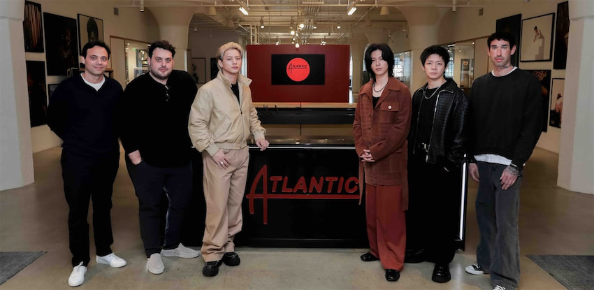 Atlantic Records本社にてメンバー、Atlantic Records経営陣と(Photo by David Dickenson)