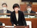 武蔵野市議会の住民投票条例案をめぐる総務委員会で質問に答える松下玲子市長＝１３日午後、東京都武蔵野市（松井英幸撮影）