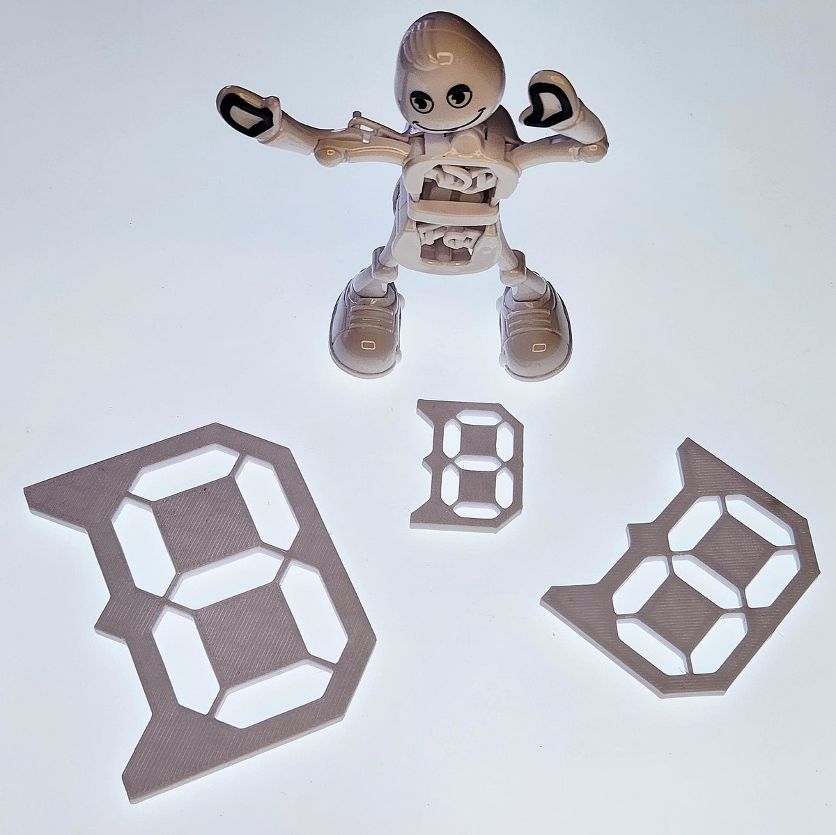 デジタル表示の定番「7セグメント」をなぞるための定規 懐かしい感触