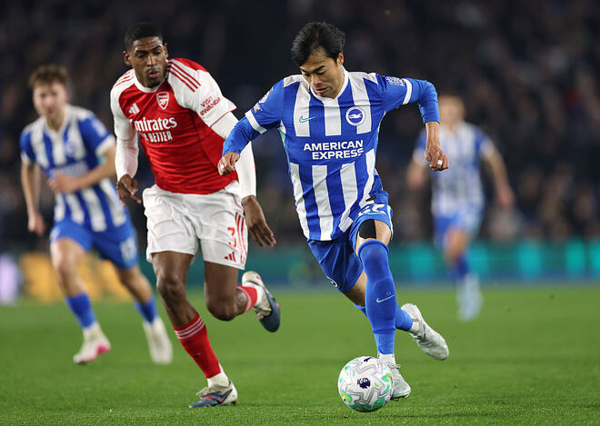 負傷後は足をひきずりながらプレーした三笘。(C)Getty Images