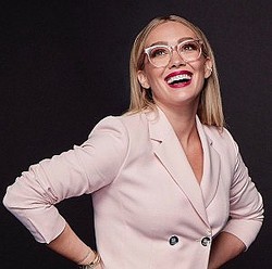 ���᤹����������ɤ����񤬻��������ҥ�꡼�����աʲ����ϡ�Hilary Duff��2020ǯ12��22����Instagram��Pink and red this holiday season�ס٤Υ����꡼�󥷥�åȡ�