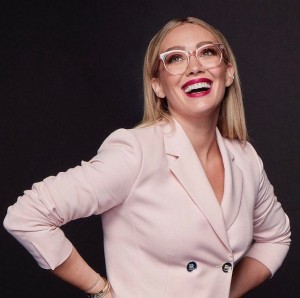 ���᤹����������ɤ����񤬻��������ҥ�꡼�����աʲ����ϡ�Hilary Duff��2020ǯ12��22����Instagram��Pink and red this holiday season�ס٤Υ����꡼�󥷥�åȡ�